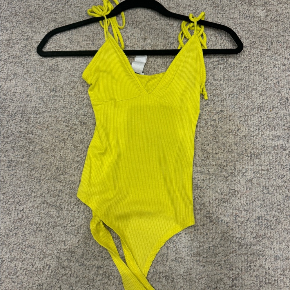 New shirt with tags, yellow bodysuit from fashion nova!